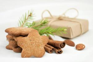 Zenzero biscotti asterisco con zucchero, cannella su un' bianca sfocato sfondo. Natale regalo foto