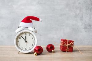 allegro Natale con Vintage ▾ allarme orologio e natale decorazione su di legno tavolo. festa, vacanza e boxe giorno concetto foto