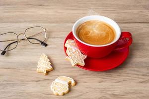 allegro Natale con fatti in casa biscotti e caffè tazza su legna tavolo sfondo. natale vigilia, festa, vacanza e contento nuovo anno concetto foto