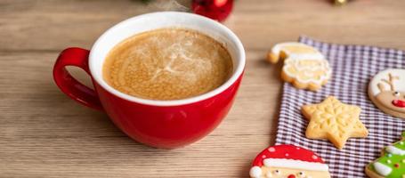 allegro Natale con fatti in casa biscotti e caffè tazza su legna tavolo sfondo. natale vigilia, festa, vacanza e contento nuovo anno concetto foto