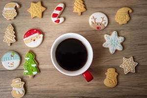 allegro Natale con fatti in casa biscotti e caffè tazza su legna tavolo sfondo. natale vigilia, festa, vacanza e contento nuovo anno concetto foto