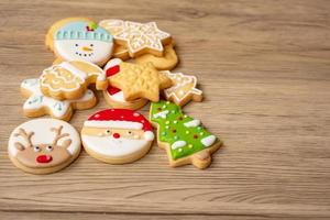 allegro Natale con fatti in casa biscotti su legna tavolo sfondo. natale, festa, vacanza e contento nuovo anno concetto foto