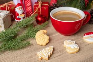 allegro Natale con fatti in casa biscotti e caffè tazza su legna tavolo sfondo. natale vigilia, festa, vacanza e contento nuovo anno concetto foto