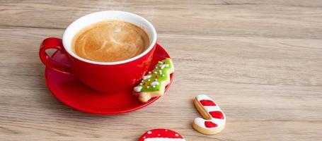 allegro Natale con fatti in casa biscotti e caffè tazza su legna tavolo sfondo. natale vigilia, festa, vacanza e contento nuovo anno concetto foto