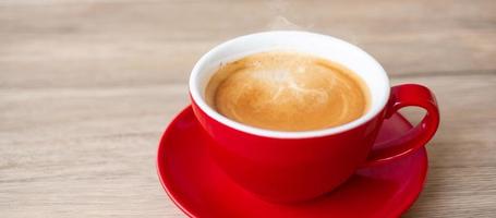 caldo caffè espresso caffè su tavolo, rosso caffè tazza nel bar o casa.top Visualizza con vuoto copia spazio per il tuo testo. foto
