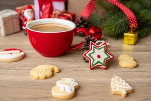 allegro Natale con fatti in casa biscotti e caffè tazza su legna tavolo sfondo. natale vigilia, festa, vacanza e contento nuovo anno concetto foto