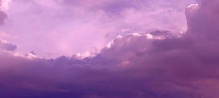 blu colore cielo chiaro Visualizza sfondo con nube dietro a il sole foto