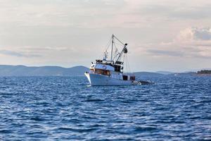 vecchio pesca barca nel Adriatico mare foto