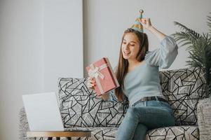 donna che celebra un compleanno in una videochiamata foto