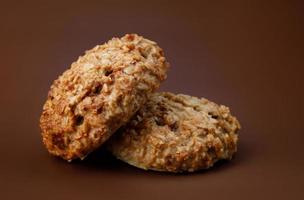 fatto a mano fiocchi d'avena biscotti su un' Marrone sfondo. foto