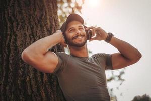 giovane uomo esercizio a il parco foto