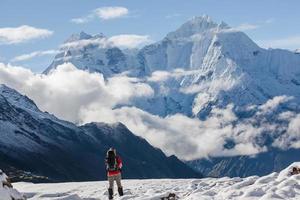 l'escursionista cammina sul treno in Himalaya foto