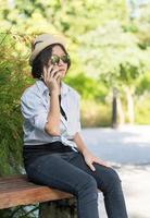 donne con corto capelli indossare cappello nel giardino foto