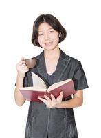 giovane femmina corto capelli hold rosso libro e caffè tazza foto