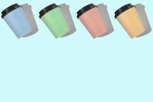 quattro multicolore cartone caffè tazze con un' plastica coperchio su un' blu sfondo. modello con copia spazio. il concetto di ecologia, raccolta differenziata, ambientale protezione. foto