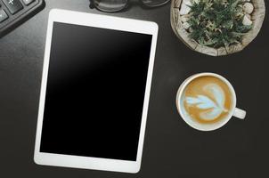 vista dall'alto di tablet e tazza di caffè sulla scrivania foto