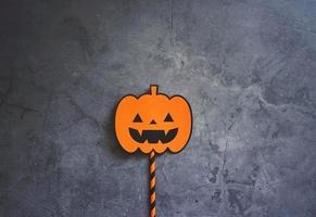 piatto posare di Halloween puntello per decorazione e festa su buio pietra sfondo con copia spazio, vacanza concetto foto