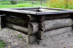 Esposto alle intemperie antico di legno panchina lungo pista nel parco nel legna foto