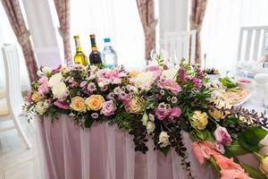 decorato piatto con forchetta e cucchiaio. nozze tavolo ristorante foto