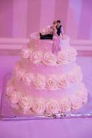 bianca nozze torta decorato di fiori frutta foto