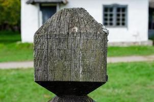 antico di legno cubo su recinto foto