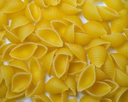 a forma di conchiglia pasta su il tavolo. italiano cibo. duro Grano foto