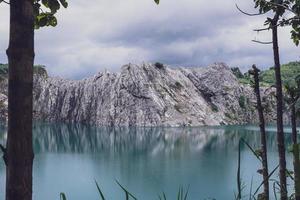 il calcare montagne dopo il concessione esplosione durante il piovoso stagione modulo un' grande e bellissimo stagno. foto