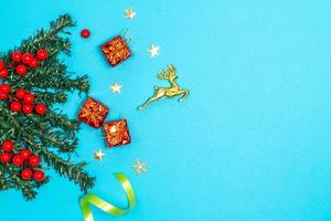 decorazione Natale concetto, abete albero rami decorazione con rosso frutti di bosco i regali e d'oro cervo