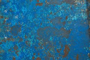 il struttura di il ferro metallo dipinto blu dipingere vecchio malconcio graffiato Cracked antico arrugginito metallo foglio parete con corrosione. il sfondo foto