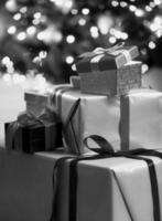 foto in bianco e nero di scatole regalo di Natale sdraiato sul pavimento