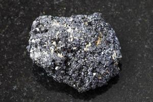 cristallino perovskite pietra su buio sfondo foto