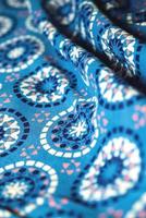 tessuto in tessuto blu con ornamento su fondo in legno foto