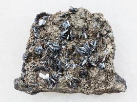 magnetite cristalli su ruvido pietra su bianca foto