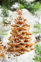 albero di biscotti allo zenzero su un tavolo festivo.