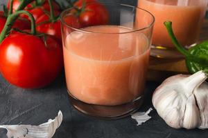 vicino su di tipico spagnolo pomodoro la minestra andaluso Gazpacho con fresco pomodori, verde peperoni, aglio e oliva olio. bicchiere di delizioso Gazpacho con copia spazio. foto