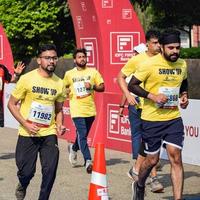 nuovo delhi, India - ottobre 16 2022 - vedanta delhi metà maratona gara dopo covid nel quale maratona partecipanti di per attraversare il finire linea, delhi metà maratona 2022 foto