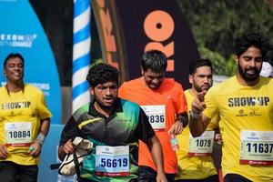 nuovo delhi, India - ottobre 16 2022 - vedanta delhi metà maratona gara dopo covid nel quale maratona partecipanti di per attraversare il finire linea, delhi metà maratona 2022 foto