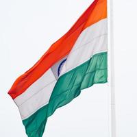 sventolando la bandiera indiana, bandiera dell'india, bandiera indiana che svolazza in alto a connaught place con orgoglio nel cielo blu, bandiera indiana, har ghar tiranga, sventolando la bandiera indiana foto