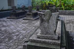 morbido messa a fuoco un' tipico tomba tomba nel Giava. famiglia funerale nel Giava, Indonesia. raccapricciante. Halloween concetto foto
