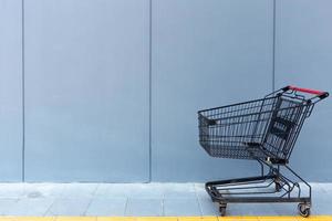 nero shopping carrello parco a edificio calcestruzzo parete con spazio per testo foto