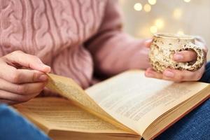 donna seduta e lettura un' libro. rilassante concetto foto