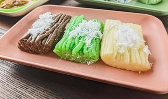 tradizionale indonesiano merenda cibo. gethuk cosparso con grattugiato Noce di cocco foto
