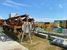 vecchio arrugginito attrezzatura per un' chimico pianta o estrazione e in lavorazione pianta nel il Aperto aria per memorizzazione materiale e industriale attrezzatura foto