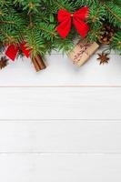 Natale sfondo con abete albero e regalo scatola su di legno tavolo. superiore Visualizza con copia spazio per il tuo design foto