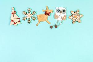 superiore Visualizza Natale giocattoli e decorazioni su colorato sfondo. nuovo anno vacanza concetto con copia spazio foto