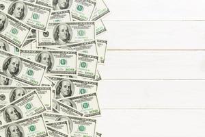 uno centinaio dollaro banconote su colorato sfondo superiore Visualizza, con vuoto posto per il tuo testo attività commerciale i soldi concetto. uno centinaio dollaro sfondo. foto