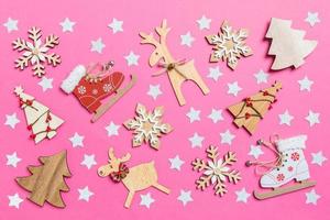 superiore Visualizza di rosa sfondo decorato con festivo giocattoli e Natale simboli renne e nuovo anno alberi. vacanza concetto foto