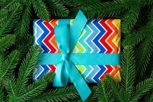 superiore Visualizza di nuovo anno regalo scatola decorato con abete albero ramo. allegro Natale concetto con vuoto spazio per il tuo design foto