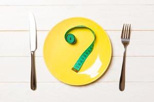 forchetta e piatto con misurazione nastro su colore sfondo. dieta concetto foto