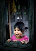 bambina alla finestra foto